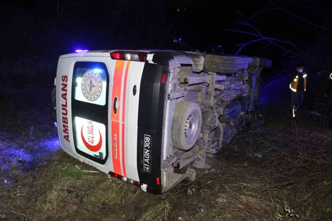 Vakaya Giden Ambulans Virajı Alamayınca Yan Yattı