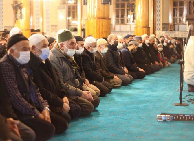 Konya’da Mirac Kandili’nde Camiler Doldu