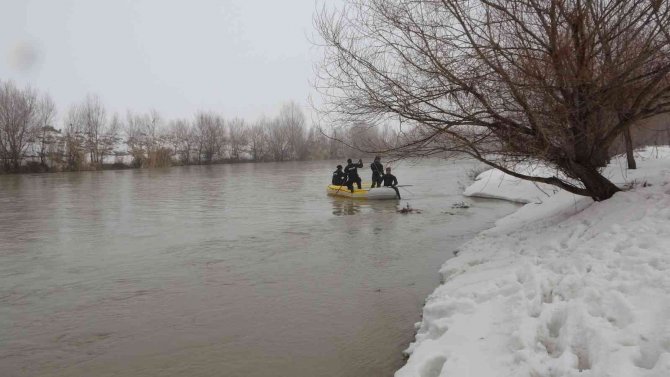 Muş’ta Karasu Nehri’ne Düşen Yağmur İçin Çalışmalara 6. Günde De Ara Verildi