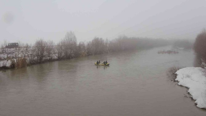 Muş’ta Karasu Nehri’ne Düşen Yağmur İçin Çalışmalara 6. Günde De Ara Verildi