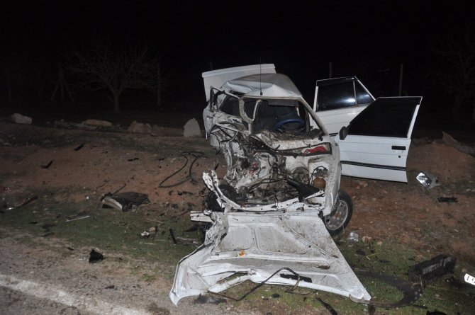 Otomobil İle Hafif Ticari Araç Çarpıştı: 1 Ölü, 1 Ağır Yaralı