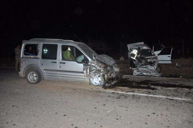 Otomobil İle Hafif Ticari Araç Çarpıştı: 1 Ölü, 1 Ağır Yaralı