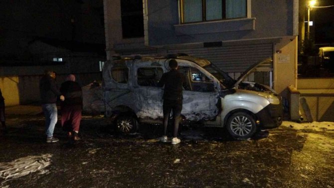 Pendik’te Tamir Ettiği Araç Alev Aldı