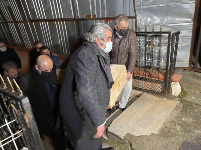 Pendik’te Dehşet: Eşini Bıçaklayarak Öldürdükten Sonra İntihar Etti