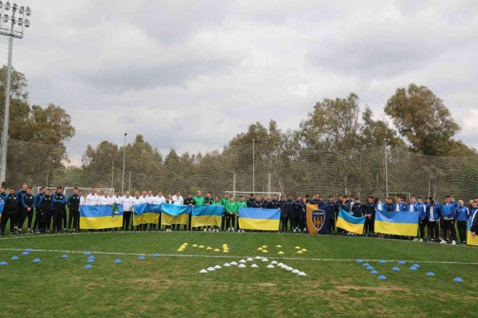 Antalya’da Kamp Yapan Ukraynalı 7 Takımın Futbolcularından Yeşil Sahada ’Savaşa Hayır’ Mesajı