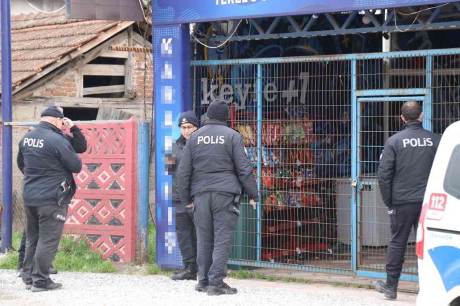 Cadde Üzerinde Dolmuş Bekliyordu, Otomobilden Açılan Ateşle Yaralandı