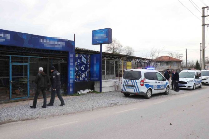 Cadde Üzerinde Dolmuş Bekliyordu, Otomobilden Açılan Ateşle Yaralandı