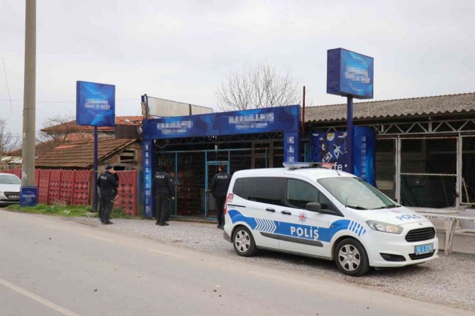 Cadde Üzerinde Dolmuş Bekliyordu, Otomobilden Açılan Ateşle Yaralandı