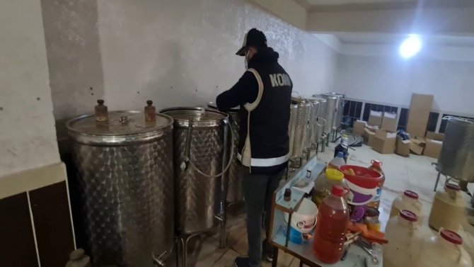 Siirt’te 4 Bin Litre Kaçak Şarap Ele Geçirildi