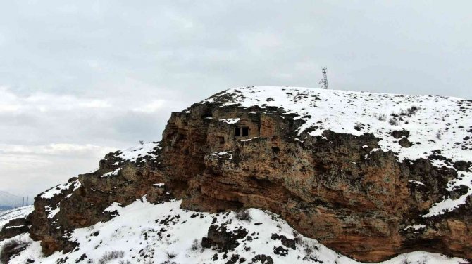Efsanelere Konu Olan Mağara Dikkat Çekiyor