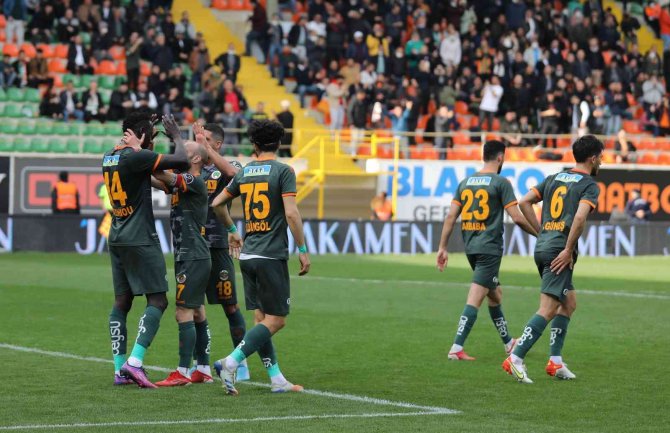 Spor Toto Süper Lig: Alanyaspor: 4 - Konyaspor: 1 (İ̇lk Yarı)