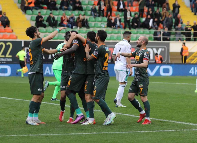 Spor Toto Süper Lig: Alanyaspor: 4 - Konyaspor: 1 (İ̇lk Yarı)
