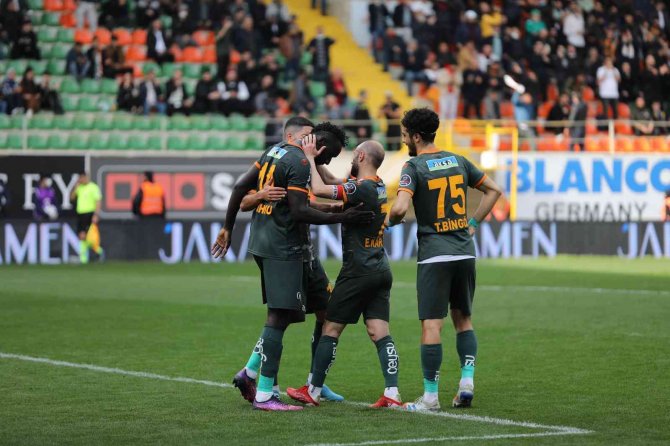 Spor Toto Süper Lig: Alanyaspor: 4 - Konyaspor: 1 (İ̇lk Yarı)