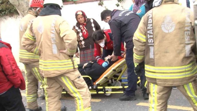 Üsküdar’da Ağaca Çarpan Otomobil Yan Yattı