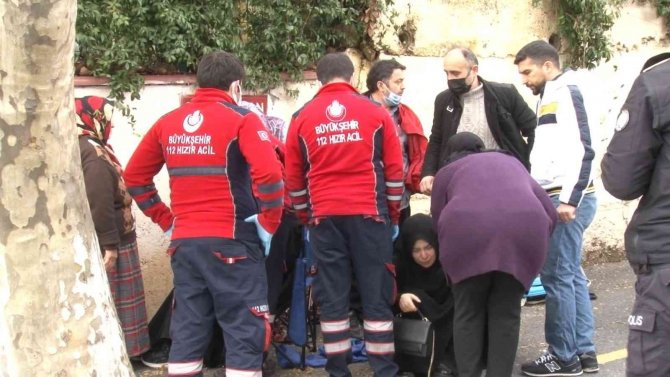 Üsküdar’da Ağaca Çarpan Otomobil Yan Yattı