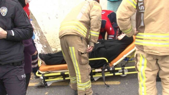 Üsküdar’da Ağaca Çarpan Otomobil Yan Yattı
