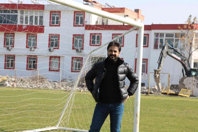 Top Koşturduğu Stadın Yıkılışına Şahit Olan Eski Kalecinin Duygusal Anları