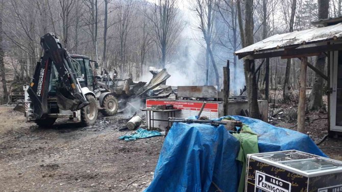 Yalova Kent Ormanı’ndaki Ahşap İşletme Yanarak Kül Oldu