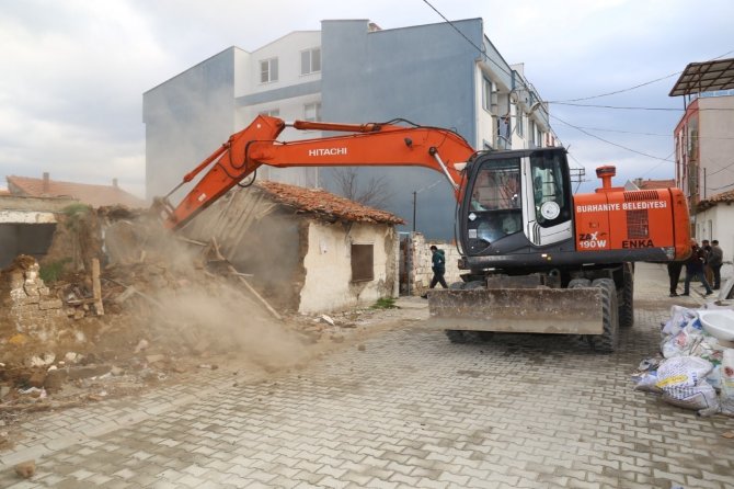 Burhaniye’de Metruk Binalar Yıkılıyor