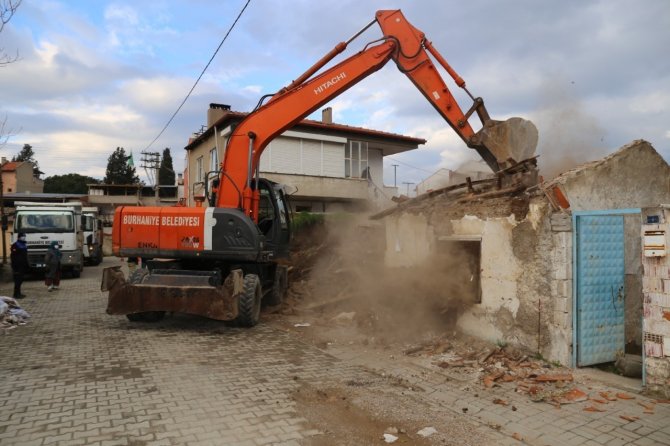 Burhaniye’de Metruk Binalar Yıkılıyor