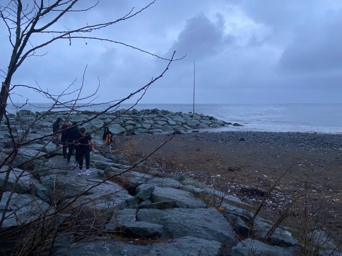 Deniz Kenarındaki Kayalıklarda Doğuran Köpek Ve Yavruları İçin Vatandaşlar Seferber Oldu