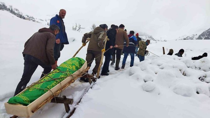 Kar Yağışının Yoğun Yaşandığı Köyde Cenazeler Kızakla Taşınıyor