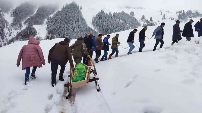 Kar Yağışının Yoğun Yaşandığı Köyde Cenazeler Kızakla Taşınıyor