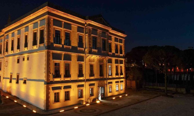 Ayvalık Belediyesi Tarihi Binada Hizmet Vermeye Başladı
