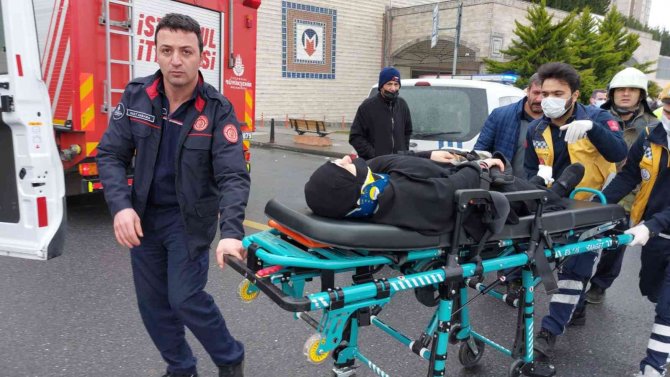 Yolcu Otobüsü Durakta Kadına Ve Çocuğa Çarptı: 2 Yaralı