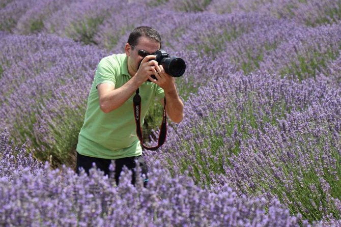 Fotoğraf Sanatçısı Ayan, Fotoğraf Hikayelerini Kitaplaştırdı