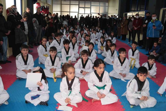 Tatvanlı Minik Tekvandocular Kuşak Bağladı