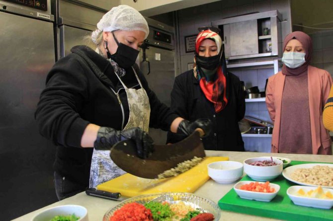 Burdurlu Kadınlar Dünya Lezzetlerini Kendi Mutfaklarına Taşıyor