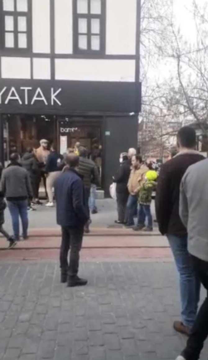 Herkesin Gözü Önünde Genç Kızı Böyle Tekmeledi