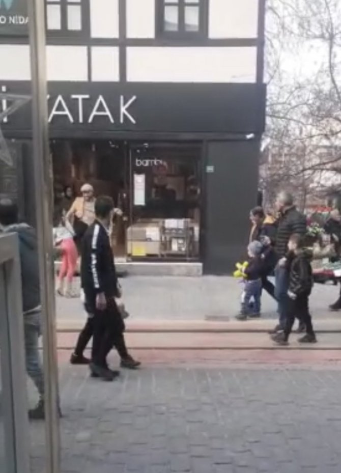 Herkesin Gözü Önünde Genç Kızı Böyle Tekmeledi
