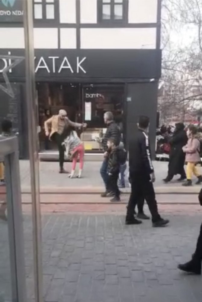 Herkesin Gözü Önünde Genç Kızı Böyle Tekmeledi