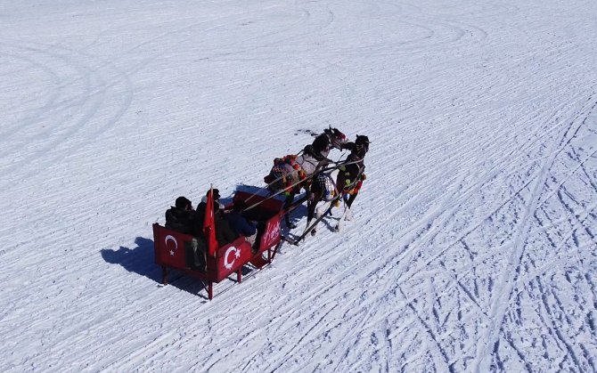 Çıldır Gölü’nde ’Atlı Kızak’ Heyecanı Devam Ediyor