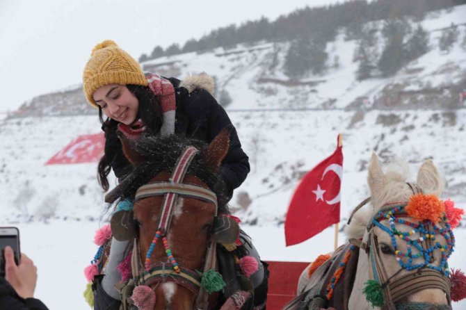 Çıldır Gölü’nde ’Atlı Kızak’ Heyecanı Devam Ediyor