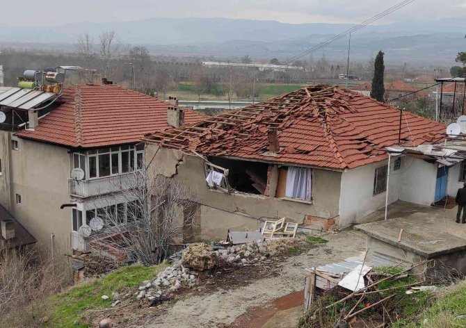 Gaz Sıkışması Sonucu Patlamanın Meydana Geldiği Ev Harabeye Döndü: 1 Ağır Yaralı
