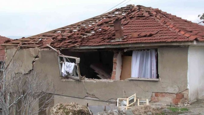 Gaz Sıkışması Sonucu Patlamanın Meydana Geldiği Ev Harabeye Döndü: 1 Ağır Yaralı