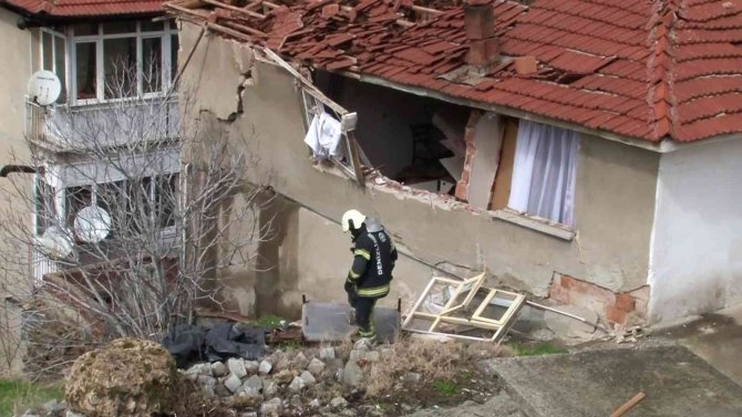 Gaz Sıkışması Sonucu Patlamanın Meydana Geldiği Ev Harabeye Döndü: 1 Ağır Yaralı
