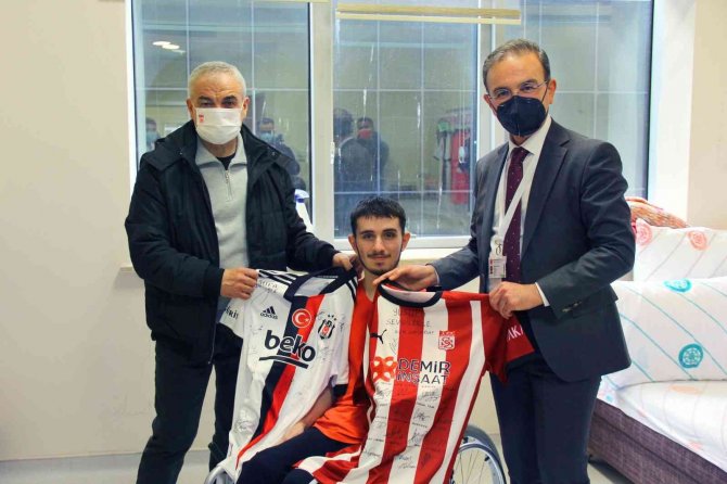 Beşiktaş Hayranı Hastaya Rıza Çalımbay’dan Forma Sürprizi