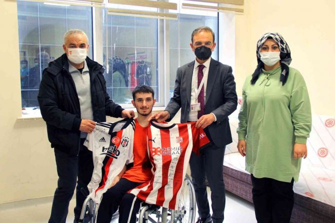 Beşiktaş Hayranı Hastaya Rıza Çalımbay’dan Forma Sürprizi
