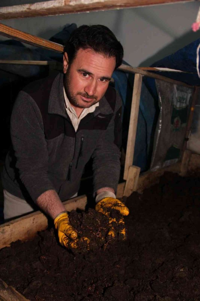 Dedesine Ait İki Katlı Evde Solucan Gübresi Üretiyor