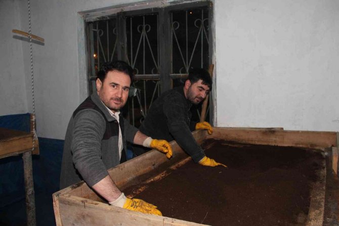 Dedesine Ait İki Katlı Evde Solucan Gübresi Üretiyor