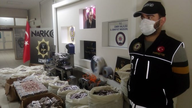 İ̇zmir Polisinden Sentetik Ecza Hap Üretim Deposuna Baskın