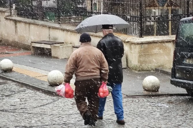 Kar, İ̇stanbul Sınırına Dayandı