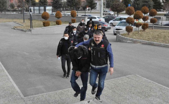 Karaman’da Uyuşturucu Operasyonu Şüphelisi 6 Kişi Adliyeye Sevk Edildi