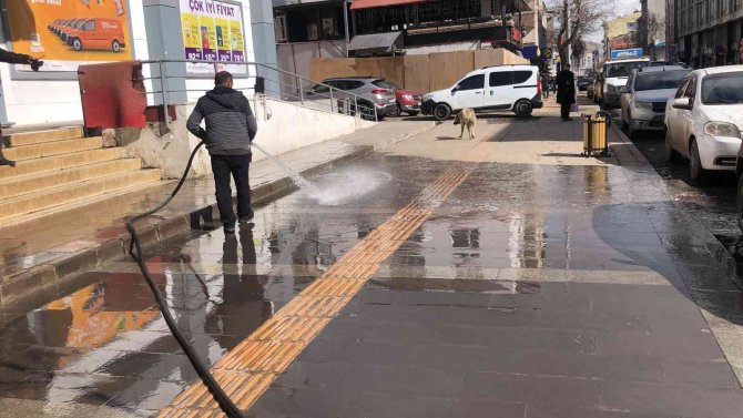 Kars’ta Kaldırımlar Tazyikli Suyla Yıkanıyor