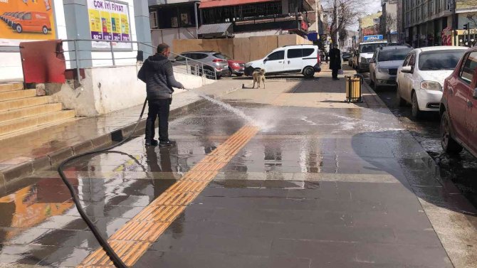 Kars’ta Kaldırımlar Tazyikli Suyla Yıkanıyor