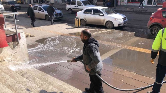 Kars’ta Kaldırımlar Tazyikli Suyla Yıkanıyor